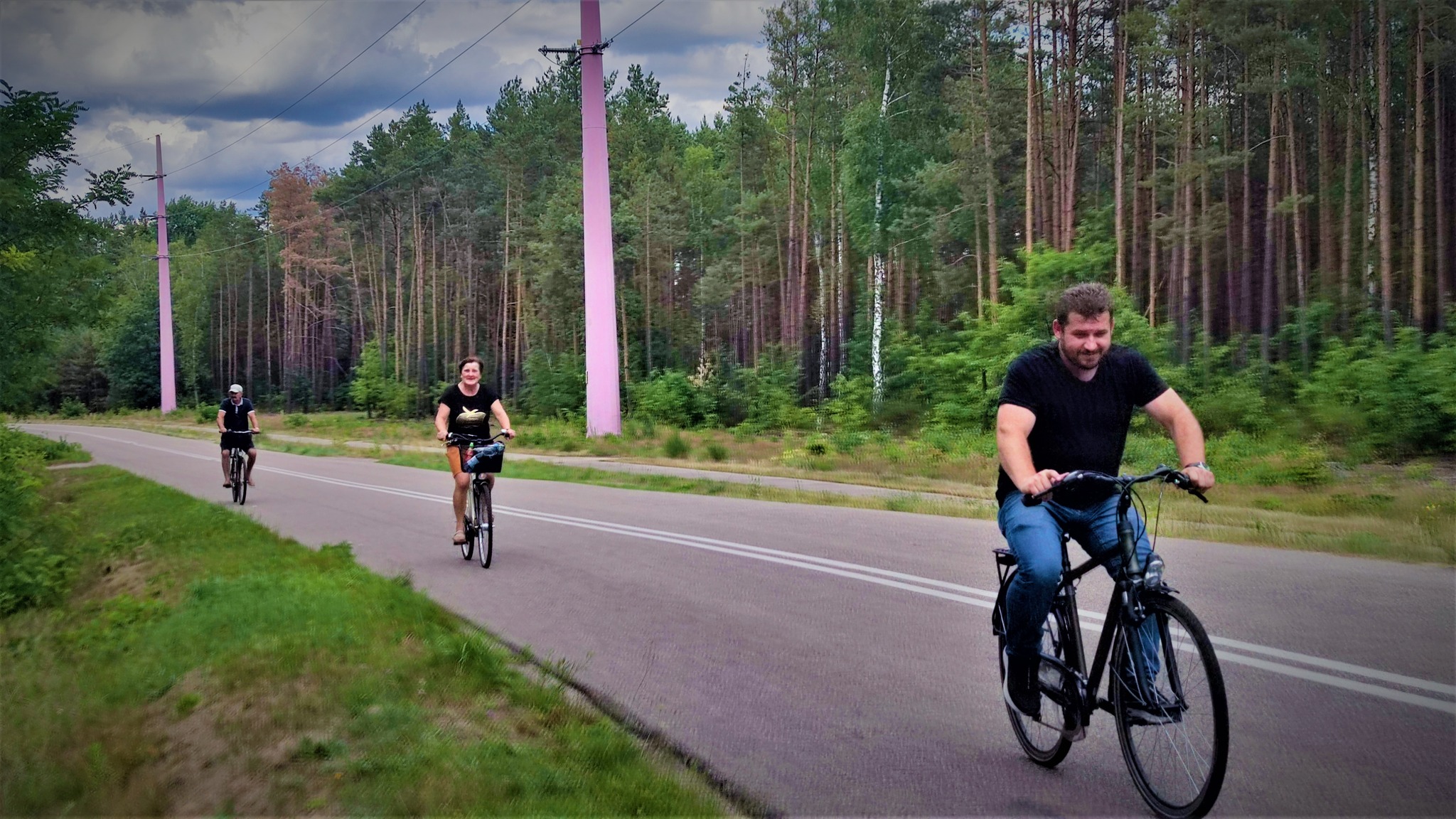 Wicestarosta Paweł Mostowy jedzie rowerem drogą powiatową