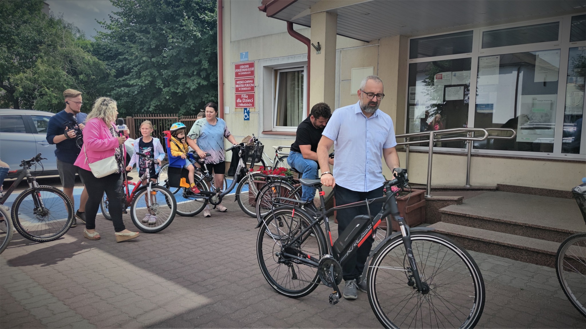 Na zdjęciu Starosta Przasnyski i pozostali uczestnicy rajdu rowerowego przed wyruszeniem w drogę
