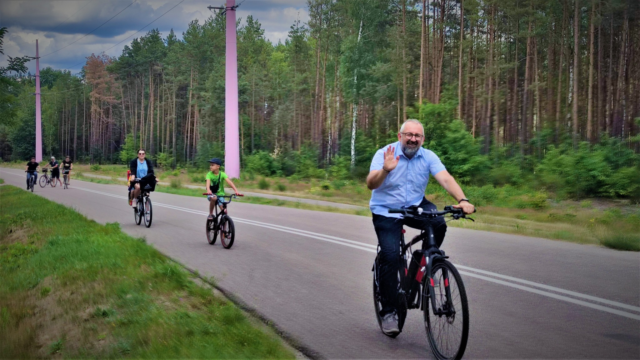 Starosta Krzysztof Bieńkowski jedzie rowerem drogą powiatową