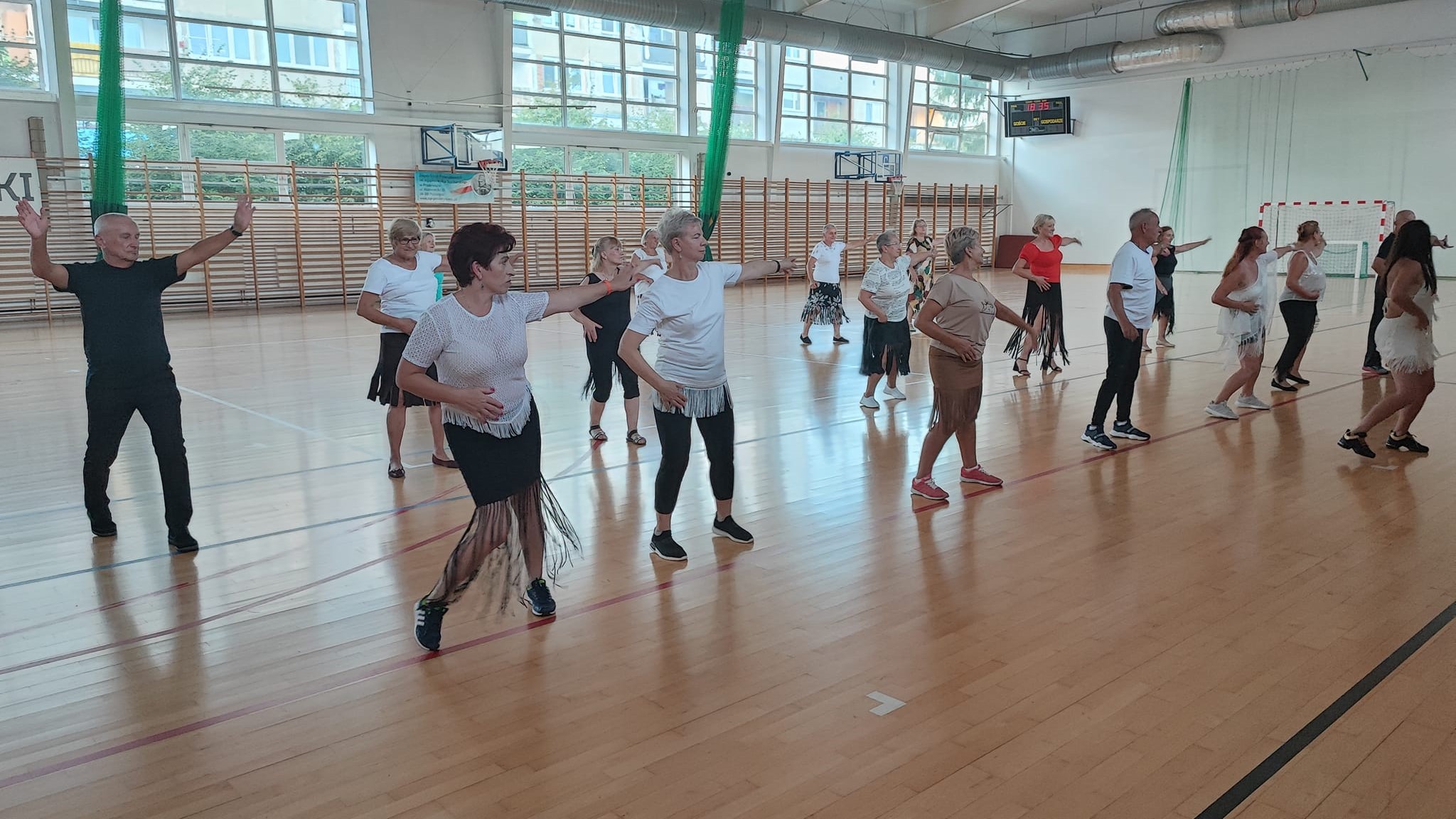Seniorzy uczą się tańca
