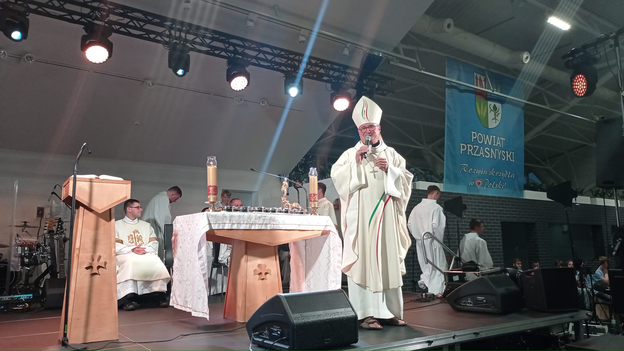 Biskup Płock Szymon Stułkowski przemawia do młodzieży