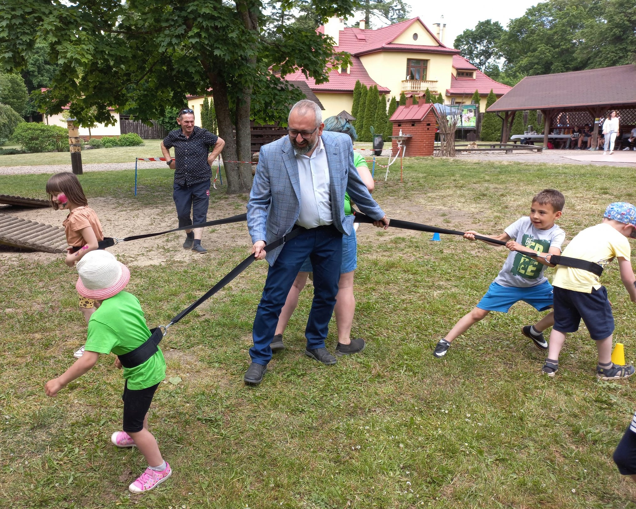 Zdjęcie przedstawia Starostę Krzysztofa Bieńkowskigo bawiącego się z dziećmi na pikniku