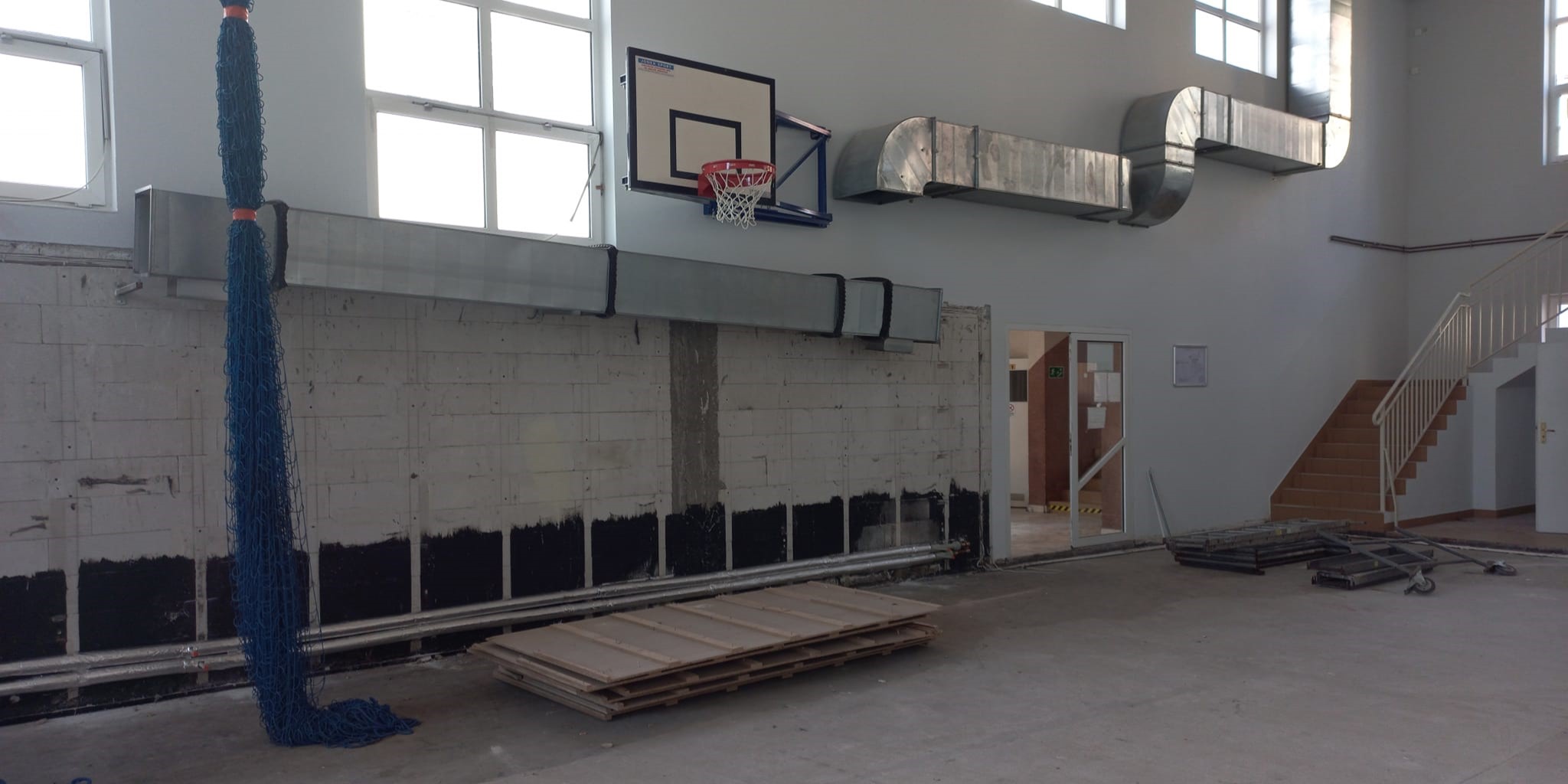 Widok na salę gimnastyczną Liceum Ogólnokształcącego przygotowanej do remontu