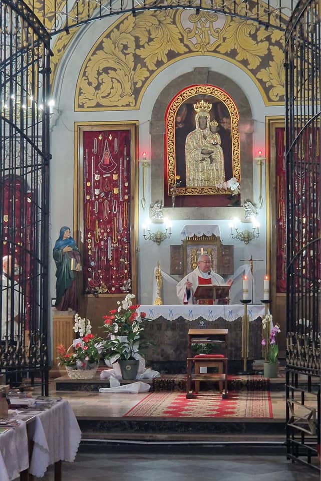 Proboszcz o. Wiesław Wiśniewski odprawia mszę świętą w bocznej kaplicy parafii pw. św. Stanisława Kostki w Przasnyszu