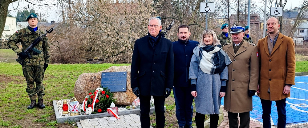 Władze Powiatu Przasnyskiego, Przasnysza oraz Dowódca 2. ORel pod tablicą upamiętniającą ofiary komunistycznego Urzędu Bezpieczeństwa 