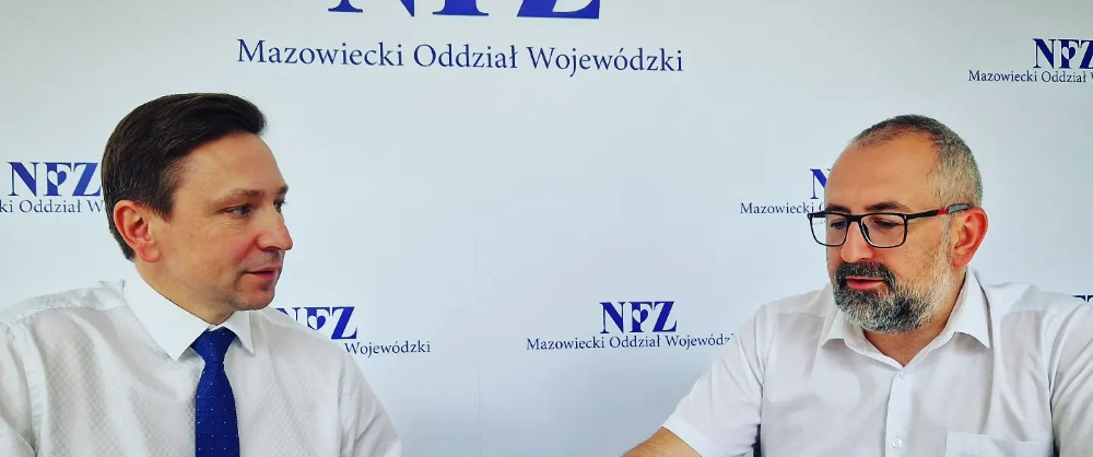 Starosta Krzysztof Bieńkowski rozmawia z Dyrektorem Mazowieckiego Oddziału NFZ Zbigniewem Terkiem